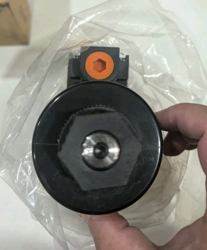 Yuken DSG-03-2B3-D24-5090 Hydraulic Directional Valve NOS — photo 4