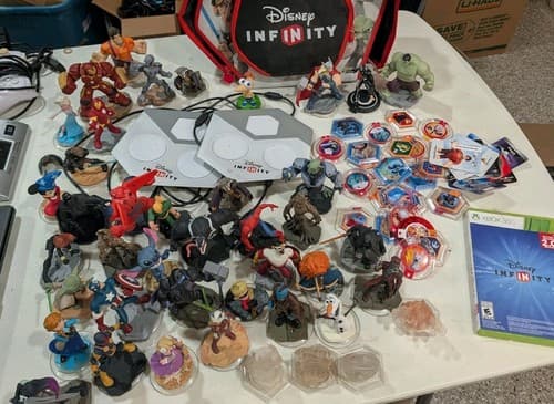 Disney Infinity 1.0/2.0/3.0 Starter Mega-Lot w/ Hulkbuster & Case