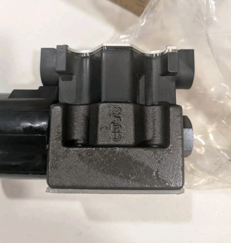 Yuken DSG-03-2B3-D24-5090 Hydraulic Directional Valve NOS — photo 6