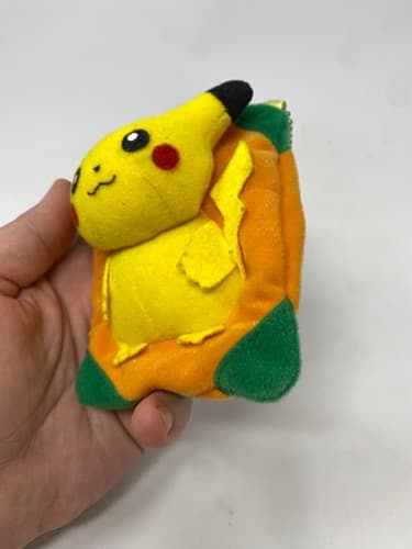 VINTAGE POKEMON 1999 TISSUE HOLDER PIKACHU KEYCHAIN POCKET TOMY JAPAN — photo 2